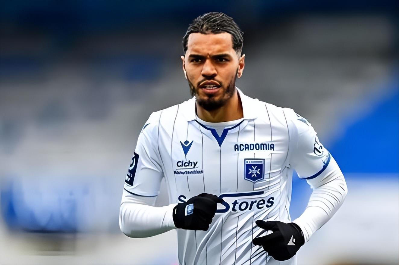 开云体育app在线-瓦科上赛季在鲁能进球如麻！本赛季续约后却至今未破门，引发热议